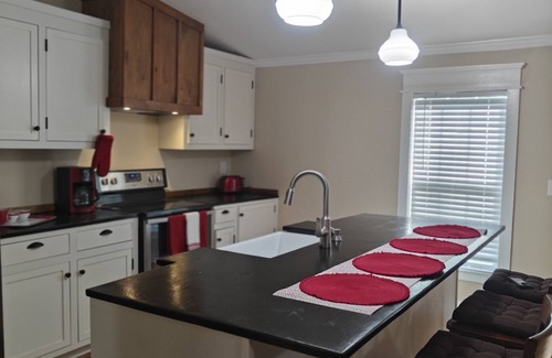 Coker Autre | Entire Home! 3br 2ba sleeps up to 8! Only 9 miles from BryantDenny Roll Tide!