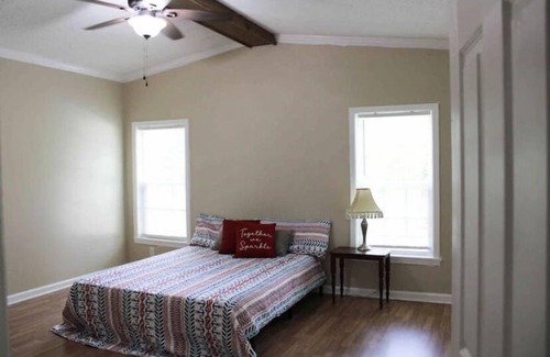 Coker Autre | Entire Home! 3br 2ba sleeps up to 8! Only 9 miles from BryantDenny Roll Tide!