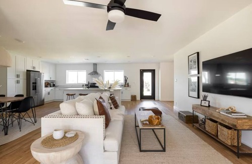 Litchfield Park Maison | Entire Home: A Modern Desert Oasis