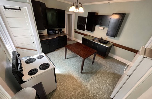 Geneva Maison | Entire Home: Central & Spacious 7BD 2.5 BA in DT Geneva
