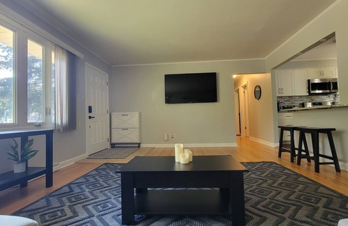 Northbrook Maison | Entire home, close to highway, serene neighborhood