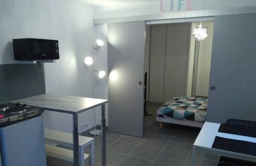 Lodeve Appartement | Logement entier pour 2. 30m2 dans résidence avec terrasse privée de 8m2