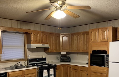 Cherokee Maison | Entire Home for Your Stay: 3bdrm, 2 Full Baths, Wifi, Full Kitchen, Washer/Dryer