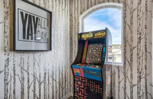 Woodmoor Maison | Entire Home Game Room Basement FirePit