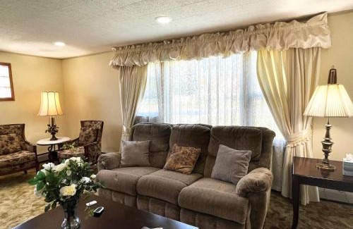 Cheektowaga Maison | Entire Home in Buffalo - 6 Guests 3 Bedroom 1 Bath - Convenient Location - 25min to Niagara Falls