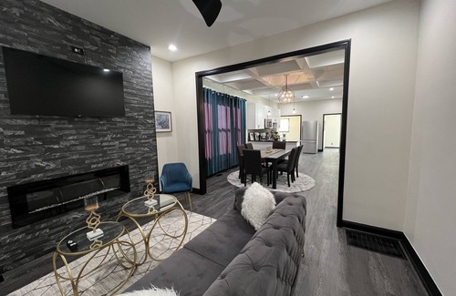 Auburn Gresham Maison | Entire Home in Chicago (Pet-Friendly)