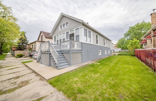 Auburn Gresham Maison | Entire Home in Chicago (Pet-Friendly)