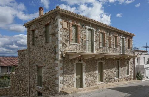 Tripi Maison | Entire Home in Laconia