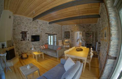 Tripi Maison | Entire Home in Laconia