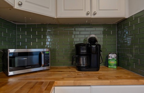 Rocky River Maison | Entire Home in Rocky River, Ohio. Close to westside bars and restaurants!