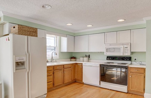 Southern Coast Maison | Entire Home In Saco Maine + GYM 3.5mil to Old Orchard Beach. Coastal Retreat!