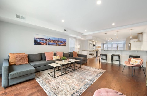 South Side Flats Maison | Entire Home Lux Master Terraces 4 Car
