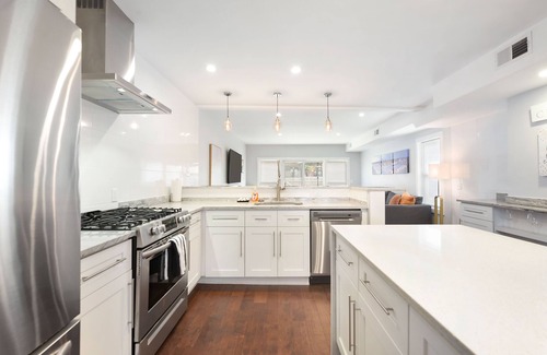 South Side Flats Maison | Entire Home Lux Master Terraces 4 Car