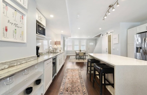 South Side Flats Maison | Entire Home Lux Master Terraces 4 Car