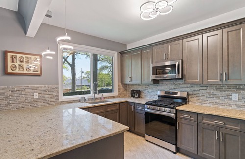 Ronkonkoma Maison | Entire House 3 Bedrooms 4beds 2 Bth. with lake views in Ronkonkoma.