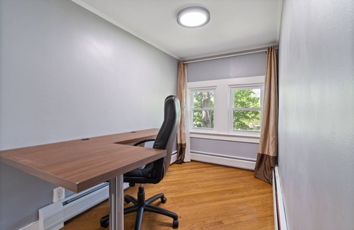 Ronkonkoma Maison | Entire House 3 Bedrooms 4beds 2 Bth. with lake views in Ronkonkoma.