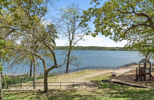 Ronkonkoma Maison | Entire House 3 Bedrooms 4beds 2 Bth. with lake views in Ronkonkoma.