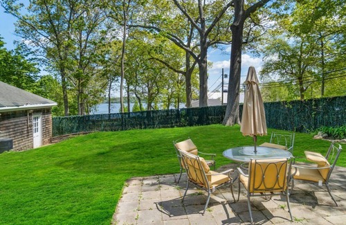 Ronkonkoma Maison | Entire House 3 Bedrooms 4beds 2 Bth. with lake views in Ronkonkoma.