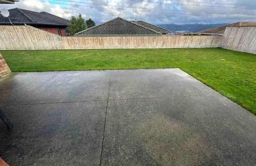 Upper Hutt Maison | Entire House!3Bedroom,2 Bathroom, Fully FencedYard