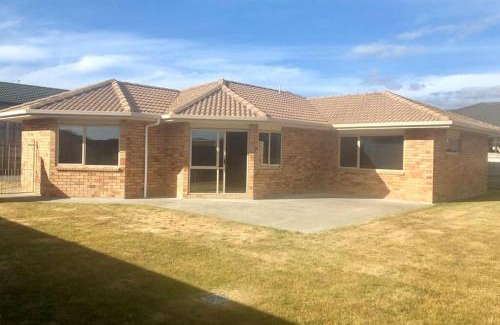 Upper Hutt Maison | Entire House!3Bedroom,2 Bathroom, Fully FencedYard