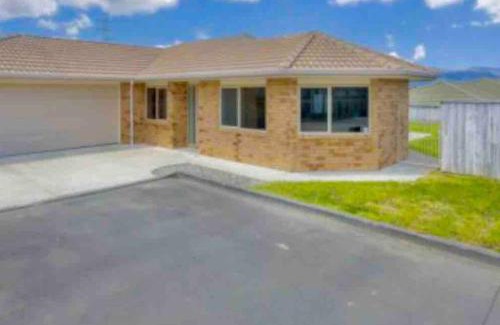Upper Hutt Maison | Entire House!3Bedroom,2 Bathroom, Fully FencedYard