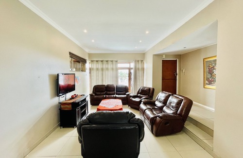 Beacon Bay Maison | Entire House in Beacon Bay - Golden Location