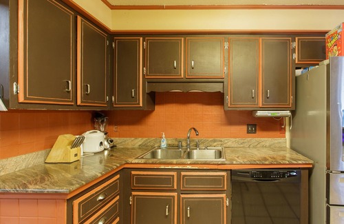 Valdosta Maison | Entire house, indoor pool, pool table, hot tub, gym , ping pong, grills
