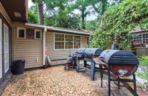 Valdosta Maison | Entire house, indoor pool, pool table, hot tub, gym , ping pong, grills
