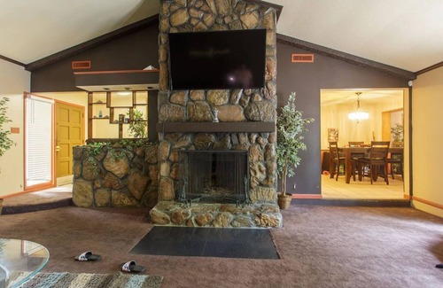 Valdosta Maison | Entire house, indoor pool, pool table, hot tub, gym , ping pong, grills