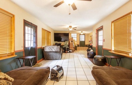 Valdosta Maison | Entire house, indoor pool, pool table, hot tub, gym , ping pong, grills