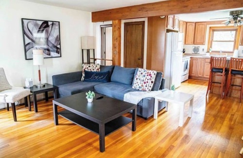 Nashua Maison | Entire House, Sleep 11, Garage, Fully Fenced Backyard