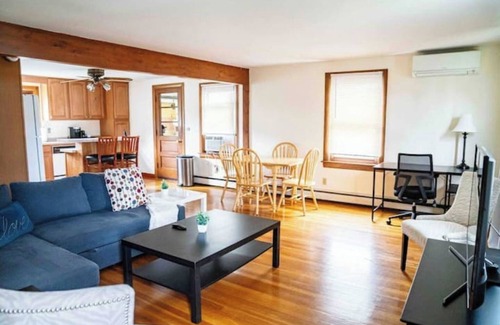 Nashua Maison | Entire House, Sleep 11, Garage, Fully Fenced Backyard