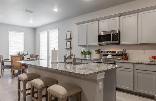 Lubbock Maison | Entire House~ Spacious~ Prime Location~ Backyard