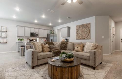 Lubbock Maison | Entire House~ Spacious~ Prime Location~ Backyard