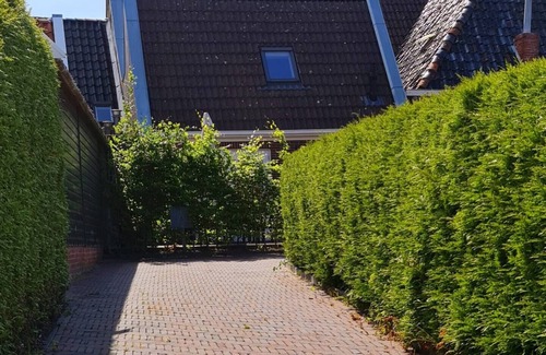 Holwerd Maison | Entire house with a big kitchen and 2 bedrooms "Blomsteech"