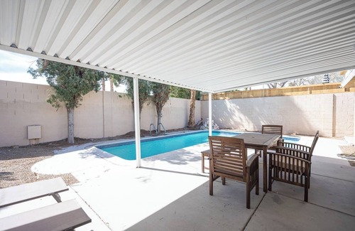 Paradise Maison | Entire House With Heatable Pool Close to Strip!