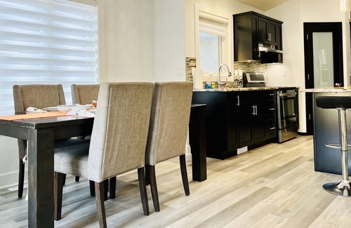 Saskatoon Maison | Entire house with indoor Fireplace and Jacuzzi
