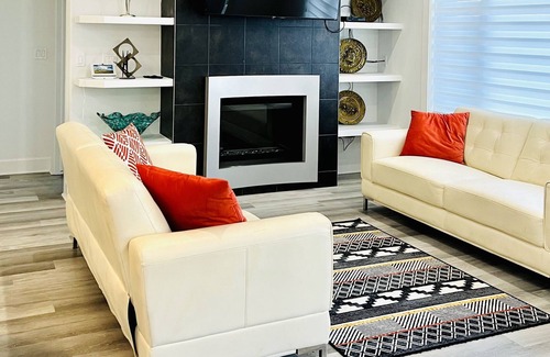 Saskatoon Maison | Entire house with indoor Fireplace and Jacuzzi