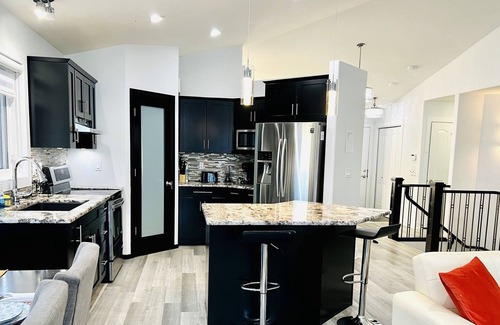 Saskatoon Maison | Entire house with indoor Fireplace and Jacuzzi