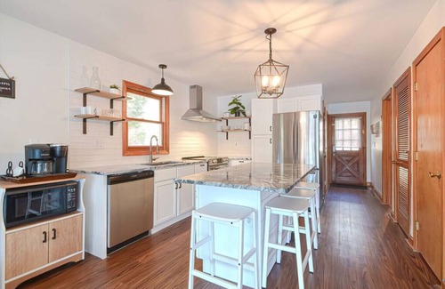 Gilmanton Maison | Entire Lakefront Home with Dock on Sawyer Lake