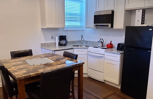 Linden Appartement | Entire Lovely Apt* 5 Miles to EWR* Free Parking