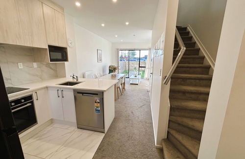 Auckland Maison | Entire Luxury Cosy Townhouse with Master Bedrooms,10 min to Airport/Sylvia Park
