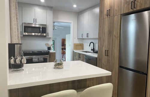 Woodbine Heights Maison | Entire main floor of a cozy bungalow with easy access to downtown Toronto