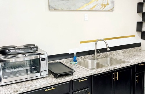 Conyers Maison | ENTIRE Modern 21st Century GUESTHOUSE TO YOURSELF