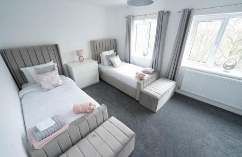 Worksop Maison | Entire Modern Home with Private Parking for 6/8 Persons