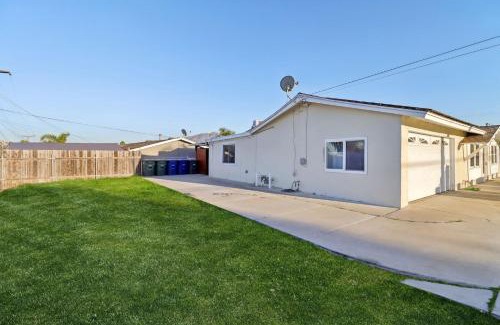 La Presa Maison | Entire Private 2-Bedroom Home w Gated Yard, Driveway Parking, Available Now