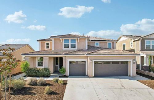 Sun City Villa | Entire Private 3k sqft 5-Bedroom House w Gated Yard, Garage, Nice View, Available Now