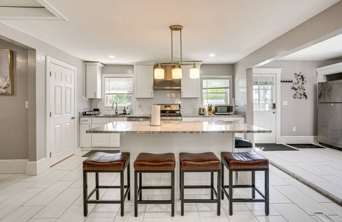 Lynn Maison | Entire Private home 3BDS 1 and half BTHS