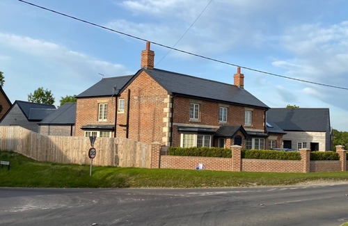 Beechingstoke Appartement | Entire self contained Cellar, Sauna & Gym Suite including breakfast