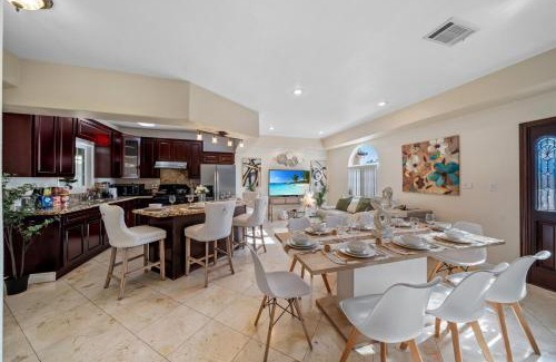 City Heights Maison | Entire Spacious 4-Bedroom 4-Bath House w Garage, Gated Yard, Available Now